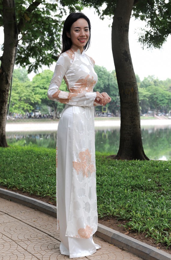 柄のある白いアオザイを着たベトナム人女性